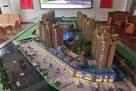 立新小区三室两厅110平米中等装修出售